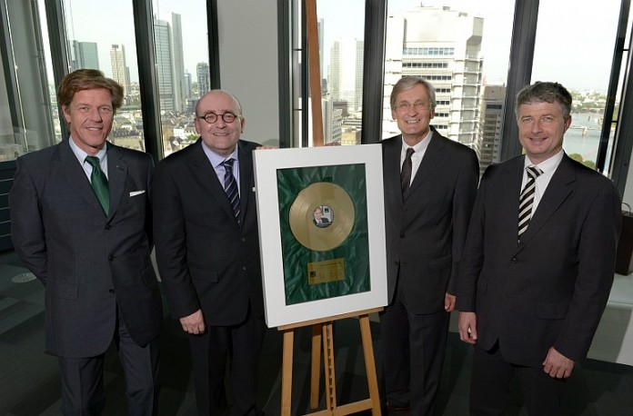 v.l. Prof. Andreas-Norbert Fay, Wolfgang Heid, Hans-Joachim Malcher, Thomas Frank. FAY Projects hat Hans-Joachim Malcher eine goldene Schallplatte für seine 20-jährige Tätigkeit für die Fay-Gruppe überreicht.